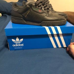 Adidas yeezy Calabasas powerphase (triple black)